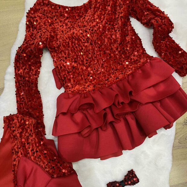 ΦΟΡΕΜΑ ΚΟΚΚΙΝΟ ΜΕ ΣΤΡΑΣ.